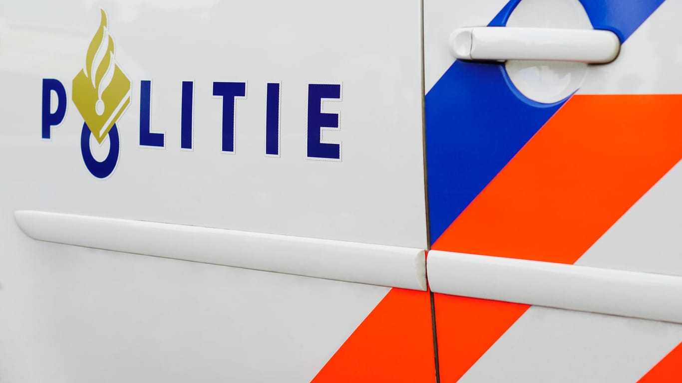 Ein niederländisches Polizeiauto: Die Beamten ermitteln wegen Tötung und eines Sexualdelikts.
