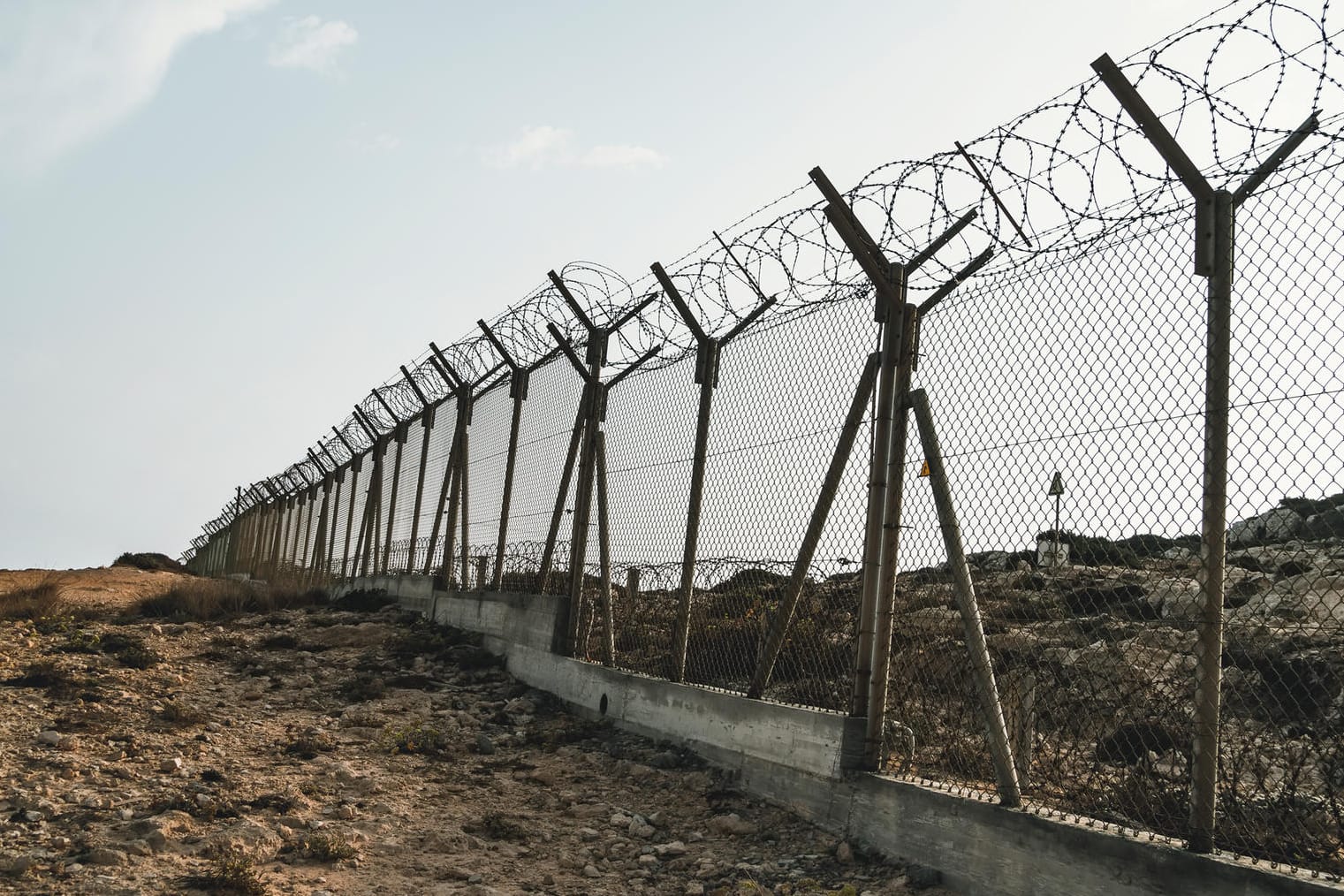 Eine Grenze teilt die Insel Zypern in einen türkisch- und einen griechischsprachigen Teil: Gleichzeitig ist die Insel eine EU-Außengrenze im Mittelmeer.