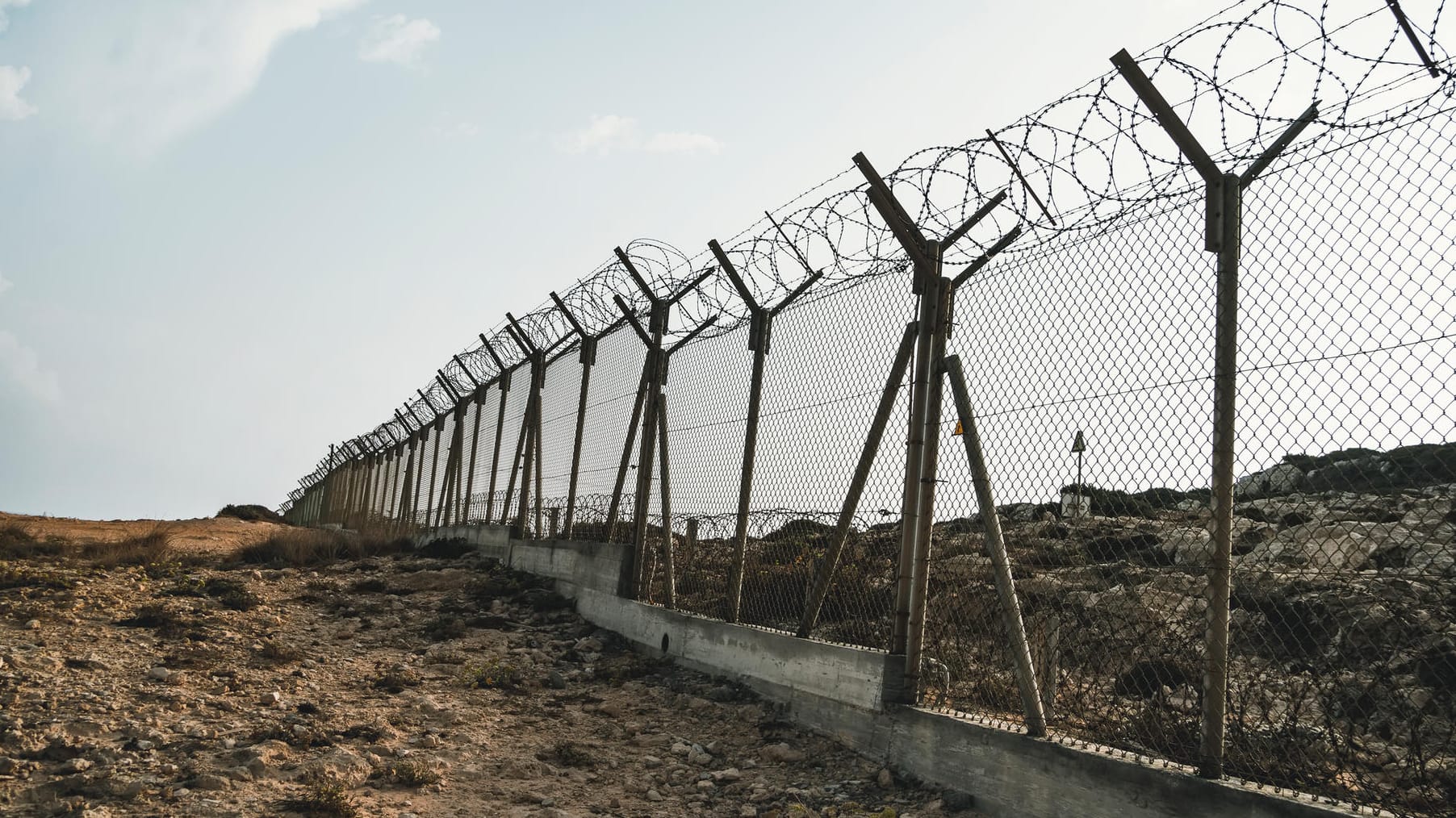 Eine Grenze teilt die Insel Zypern in einen türkisch- und einen griechischsprachigen Teil: Gleichzeitig ist die Insel eine EU-Außengrenze im Mittelmeer.