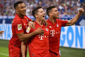 Bayern-Torjäger: Robert Lewandowski (M.) erzielte drei Treffer gegen Schalke.