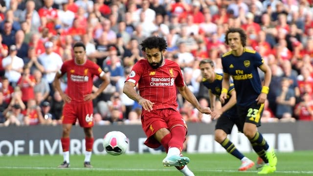 Liverpools Mohamed Salah trifft nicht nur per Strafstoß für sein Team. Liverpools Mohamed Salah trifft nicht nur per Strafstoß für sein Team.