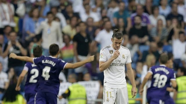 Madrids Gareth Bale (M) ärgert sich - Valladolid bejubelt den späten Ausgleich. Madrids Gareth Bale (M) ärgert sich - Valladolid bejubelt den späten Ausgleich.