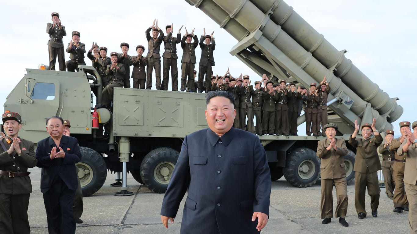 Das von der staatlichen nordkoreanischen Nachrichtenagentur KCNA zur Verfügung gestellte Foto soll Kim Jong Un beim Raketentest zeigen.