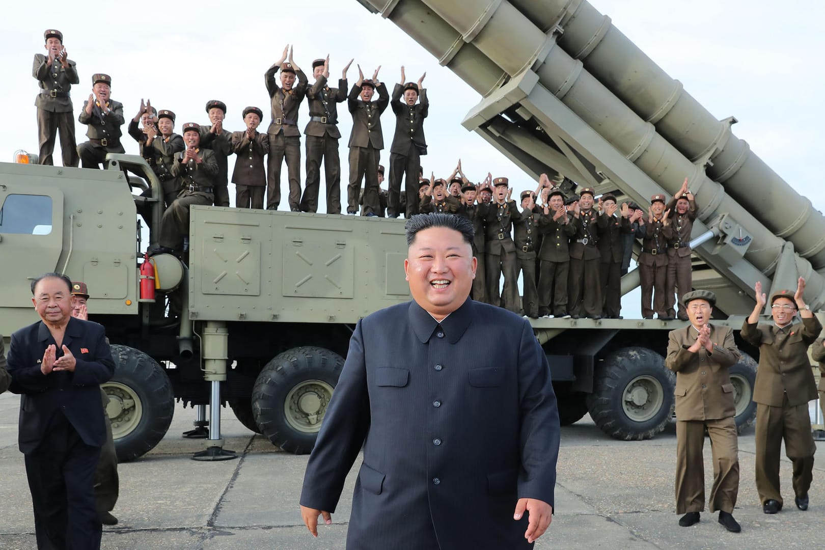 Das von der staatlichen nordkoreanischen Nachrichtenagentur KCNA zur Verfügung gestellte Foto soll Kim Jong Un beim Raketentest zeigen.