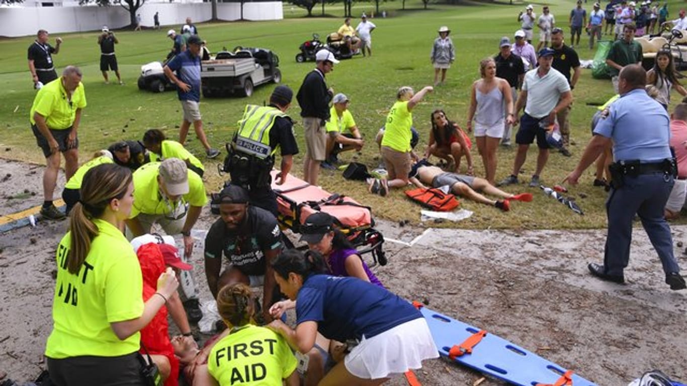 Nach dem Blitzeinschlag im East Lake Golf Club waren die Helfer schnell vor Ort.