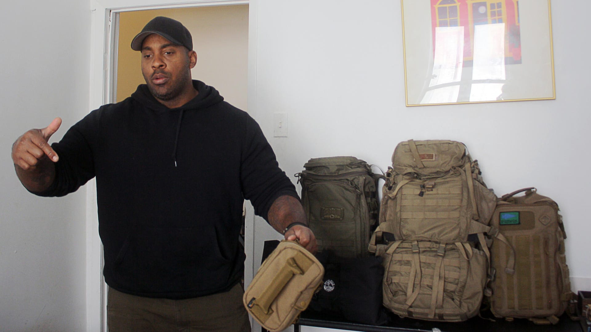 Auf alles vorbereitet: Der Prepper Jason Charles steht in seinem Apartment in Harlem neben einigen gepackten Rucksäcken.