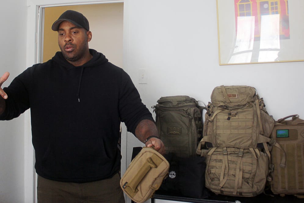 Auf alles vorbereitet: Der Prepper Jason Charles steht in seinem Apartment in Harlem neben einigen gepackten Rucksäcken.