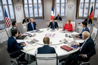 Die G7-Vertreter tagen in Biarritz: Emanuel Macron (Frankreich, M hinten), daneben im Uhrzeigersinn Bundeskanzlerin Angela Merkel, Justin Trudeau (Kanada), Boris Johnson (Großbritannien), EU-Ratspräsident Donald Tusk, Giuseppe Conte (Italien), Shinzo Abe (Japan) und Donald Trump (USA).