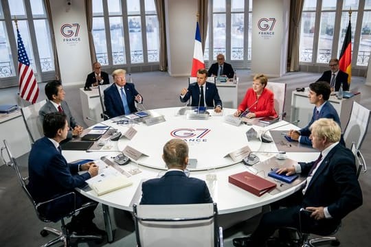 Die G7-Vertreter tagen in Biarritz: Emanuel Macron (Frankreich, M hinten), daneben im Uhrzeigersinn Bundeskanzlerin Angela Merkel, Justin Trudeau (Kanada), Boris Johnson (Großbritannien), EU-Ratspräsident Donald Tusk, Giuseppe Conte (Italien), Shinzo Abe (Japan) und Donald Trump (USA).