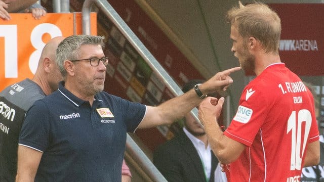 Union-Trainer Urs Fischer (l) wechselte in Sebastian Andersson den Torschützen ein. Union-Trainer Urs Fischer (l) wechselte in Sebastian Andersson den Torschützen ein.