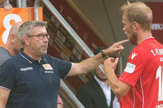 Union-Trainer Urs Fischer (l) wechselte in Sebastian Andersson den Torschützen ein.