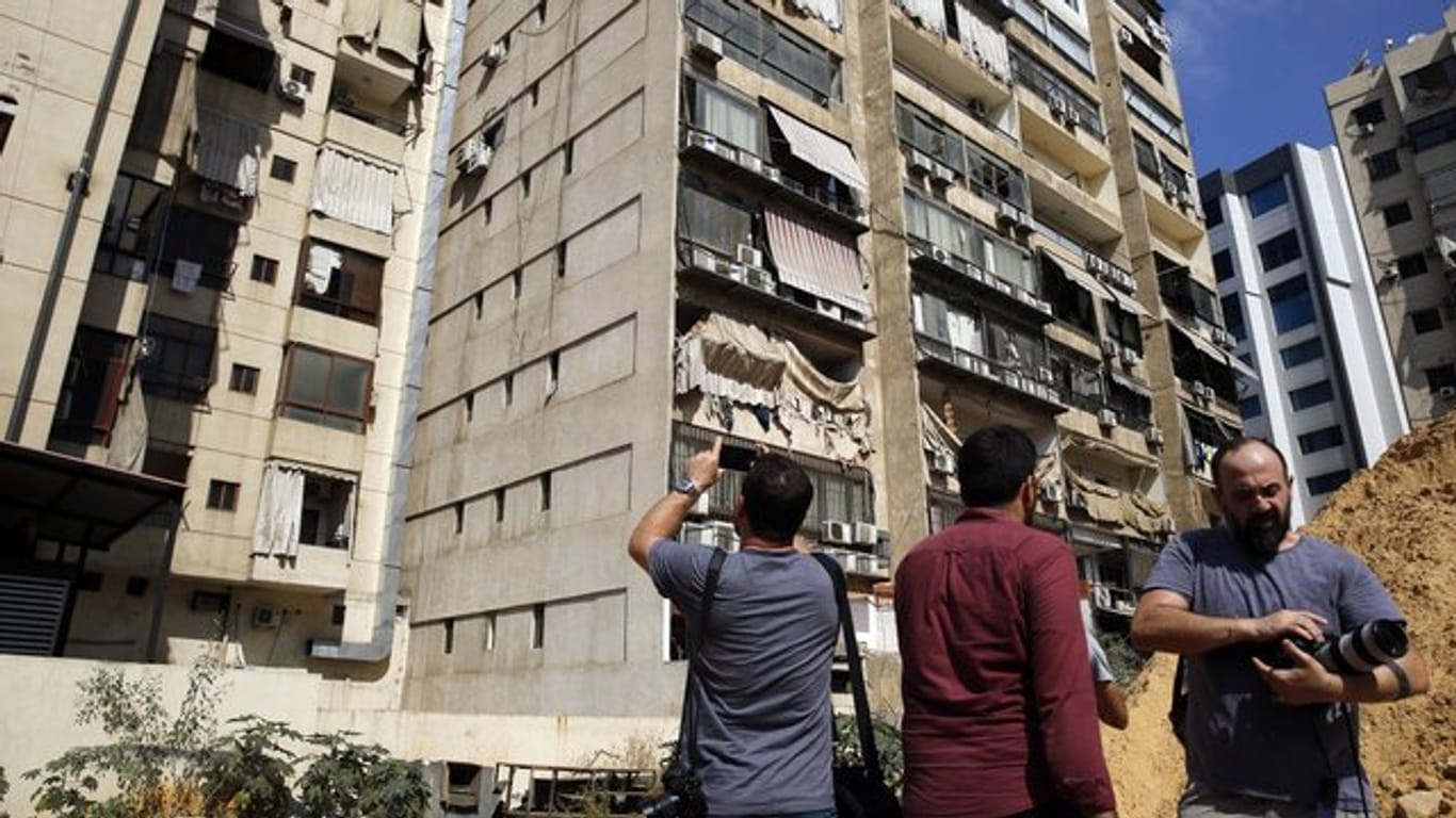 Journalisten fotografieren in Beirut das Gebäude, in dem ein Medienbüro der Hisbollah-Miliz durch eine abgestürzte Drohne beschädigt wurde.