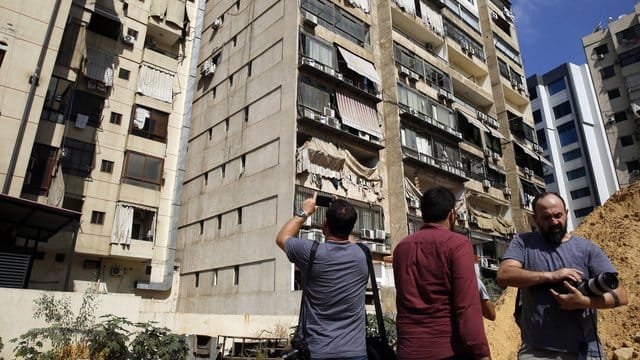 Journalisten fotografieren in Beirut das Gebäude, in dem ein Medienbüro der Hisbollah-Miliz durch eine abgestürzte Drohne beschädigt wurde.