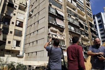 Journalisten fotografieren in Beirut das Gebäude, in dem ein Medienbüro der Hisbollah-Miliz durch eine abgestürzte Drohne beschädigt wurde.