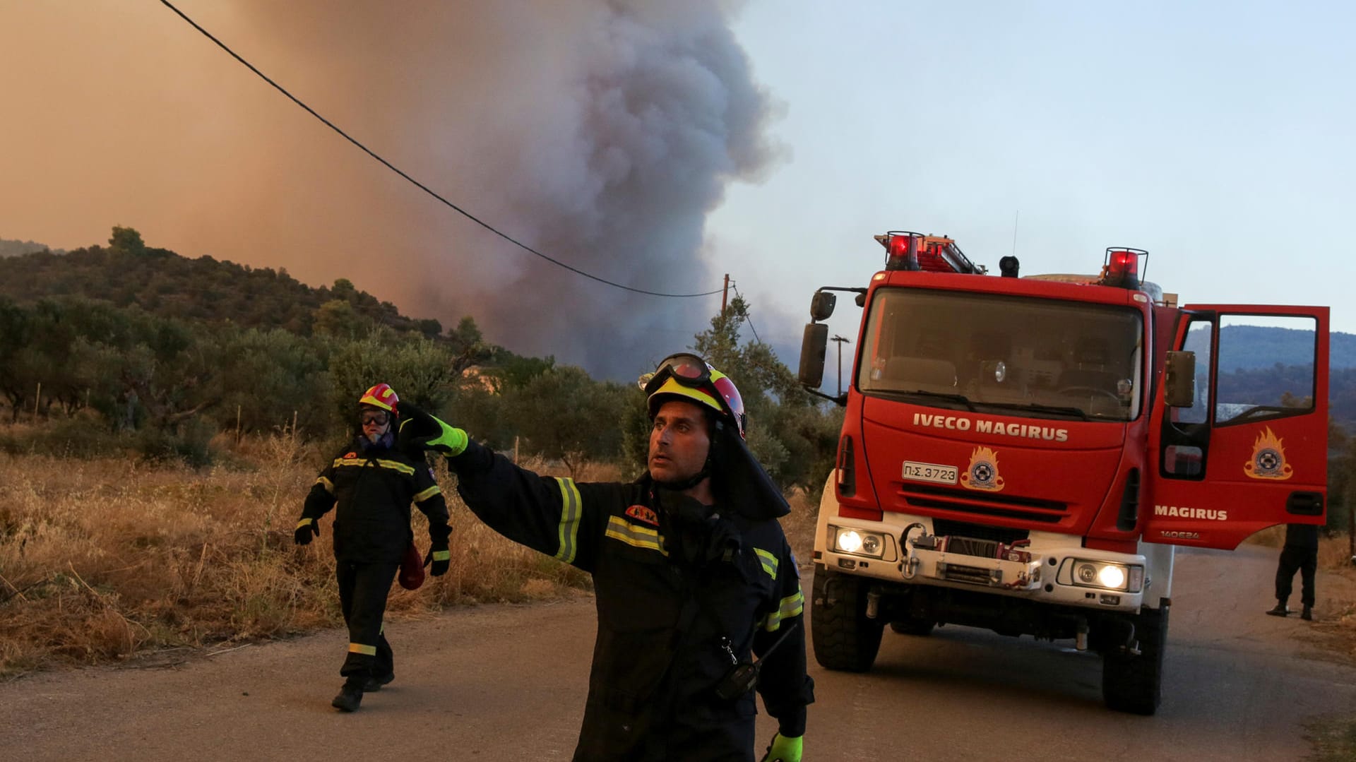 Griechische Feuerwehr: Mehrere Hotels mussten wegen der Waldbrände evakuiert werden.