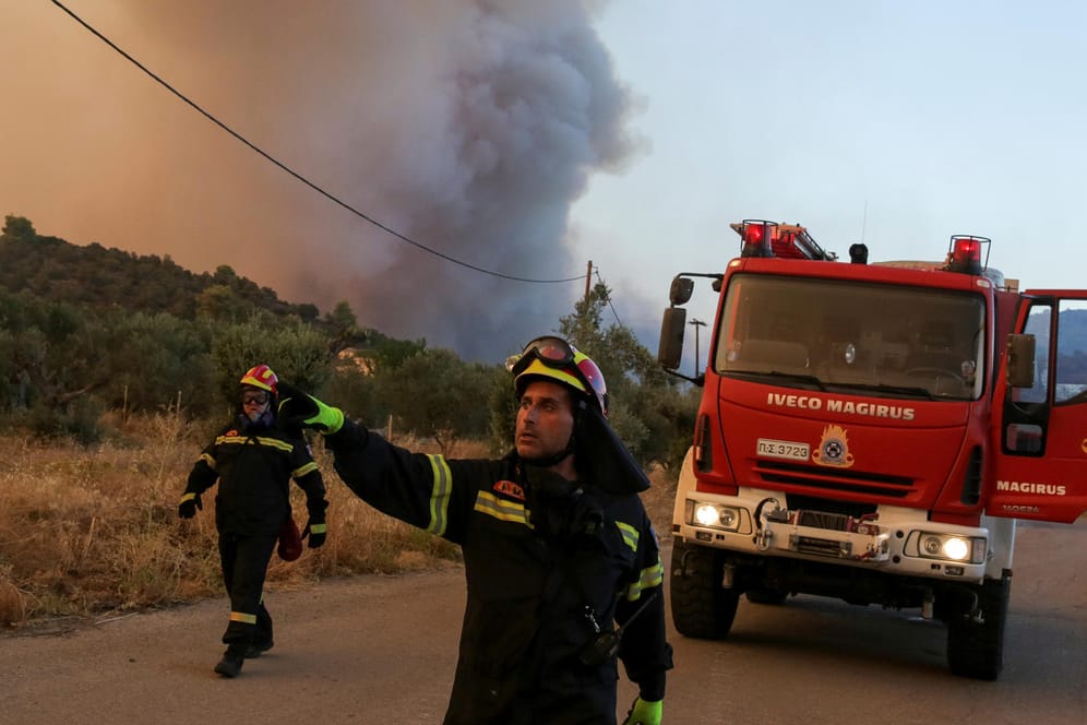Griechische Feuerwehr: Mehrere Hotels mussten wegen der Waldbrände evakuiert werden.