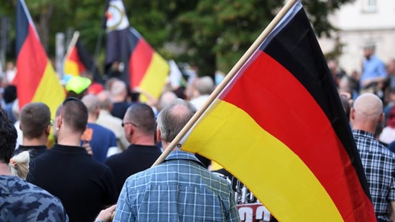 Teilnehmer der rechtsextremistischen Bewegung Pro Chemnitz versammeln sich in Chemnitz zu einer Kundgebung.