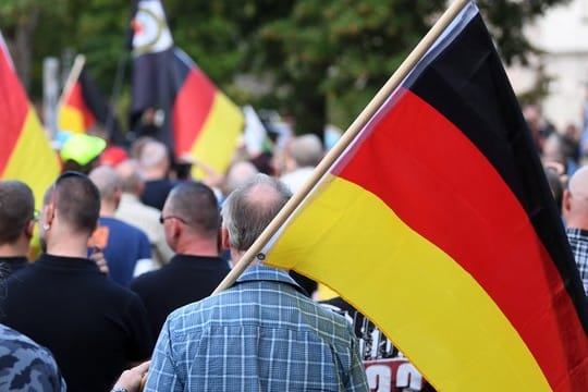 Teilnehmer der rechtsextremistischen Bewegung Pro Chemnitz versammeln sich in Chemnitz zu einer Kundgebung.