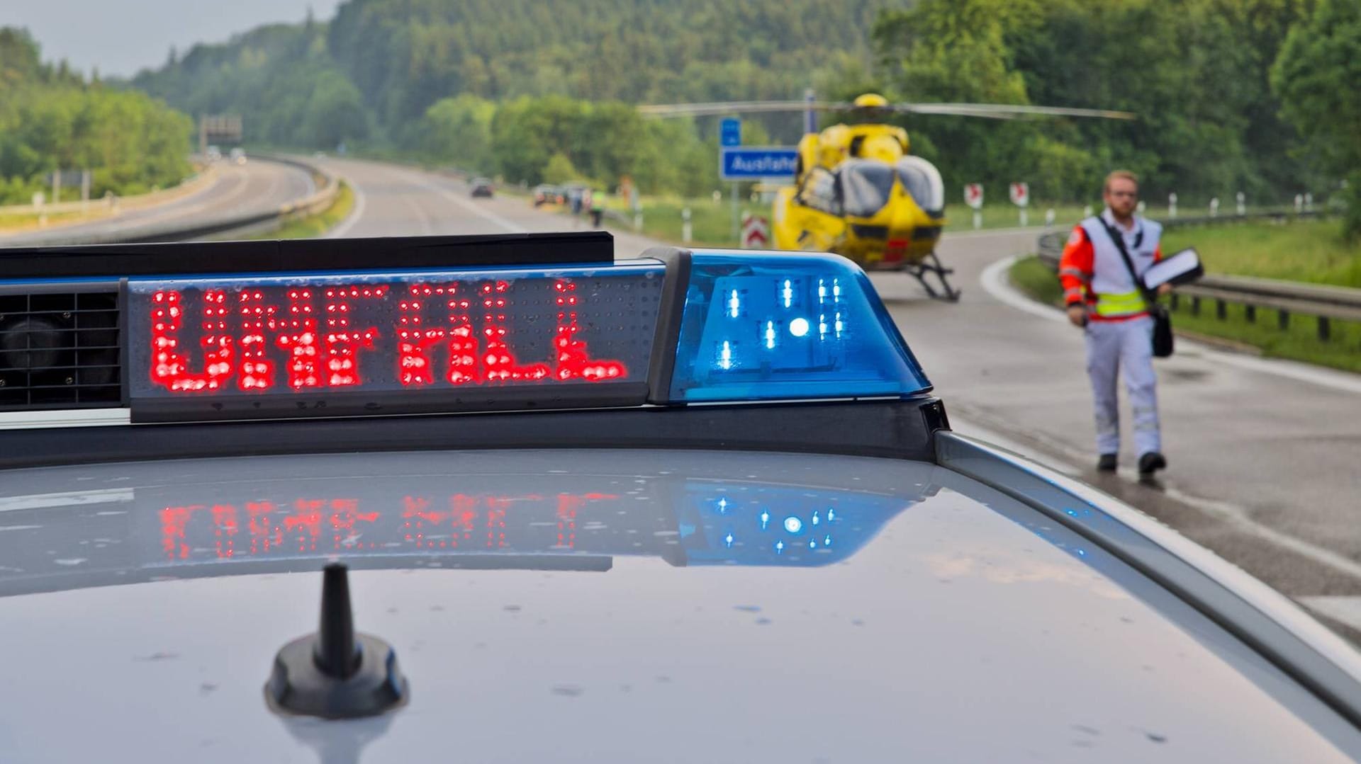 Polizei und Rettungshubschrauber: In Montabaur ist ein Familienvater bei einem schweren Unfall ums Leben gekommen. (Symbolbild)