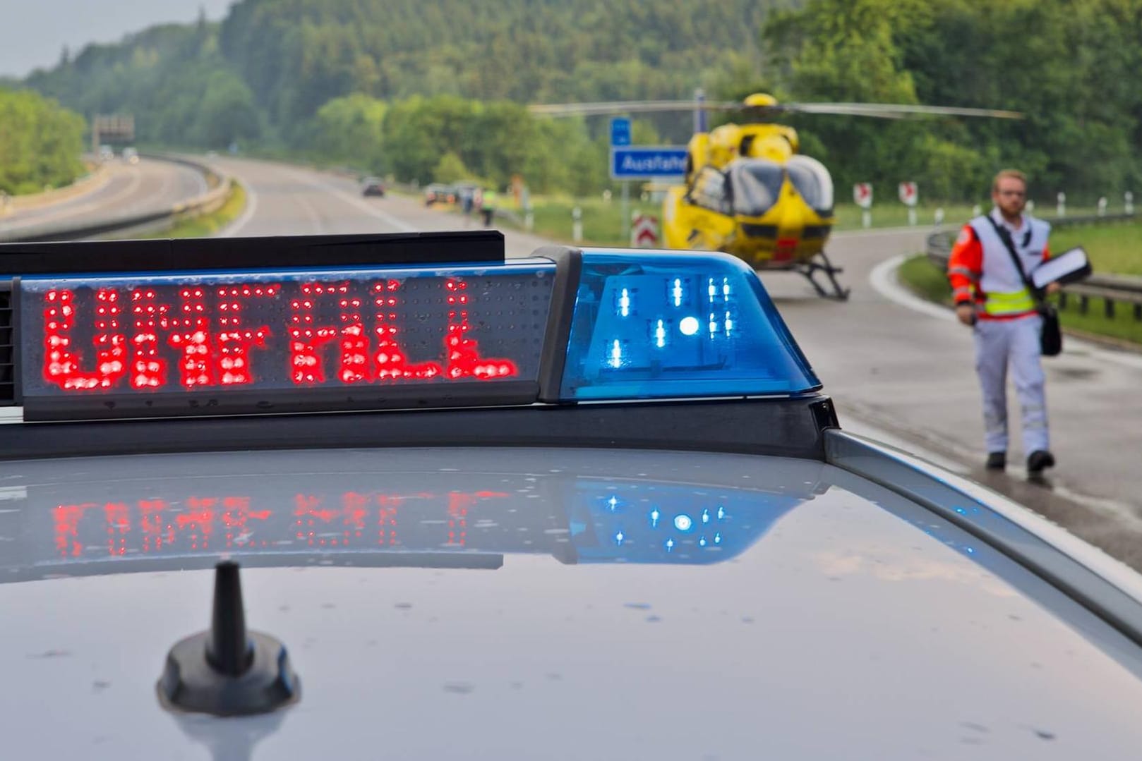 Polizei und Rettungshubschrauber: In Montabaur ist ein Familienvater bei einem schweren Unfall ums Leben gekommen. (Symbolbild)