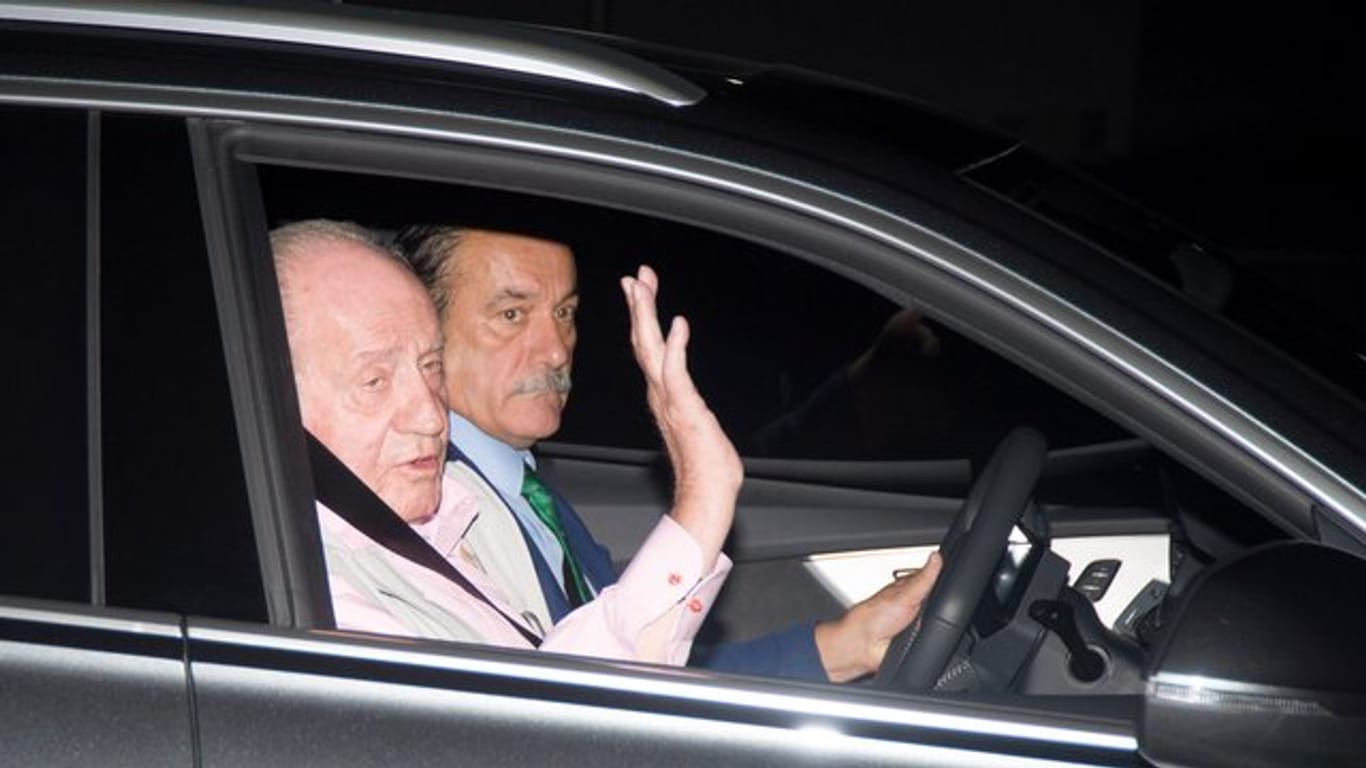 Juan Carlos (l) kommt am Krankenhaus an.