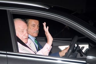 Juan Carlos (l) kommt am Krankenhaus an.