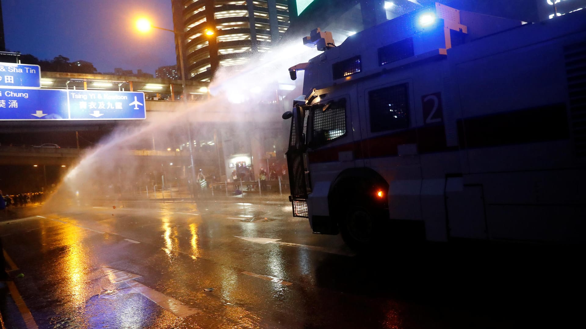 Protest in Hongkong: Die Polizei setzte erstmals Wasserwerfer gegen Demonstranten ein.