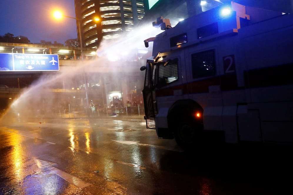Protest in Hongkong: Die Polizei setzte erstmals Wasserwerfer gegen Demonstranten ein.