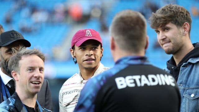 "Ich bin positiv und bereit für meine Genesung", schrieb der verletzte Leroy Sané nach der Operation. "Ich bin positiv und bereit für meine Genesung", schrieb der verletzte Leroy Sané nach der Operation.