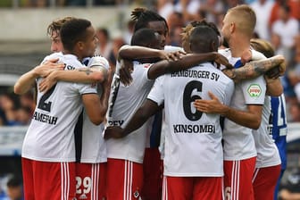 Freuen sich über den Sieg in Karlsruhe: Die Spieler des Hamburger SV.