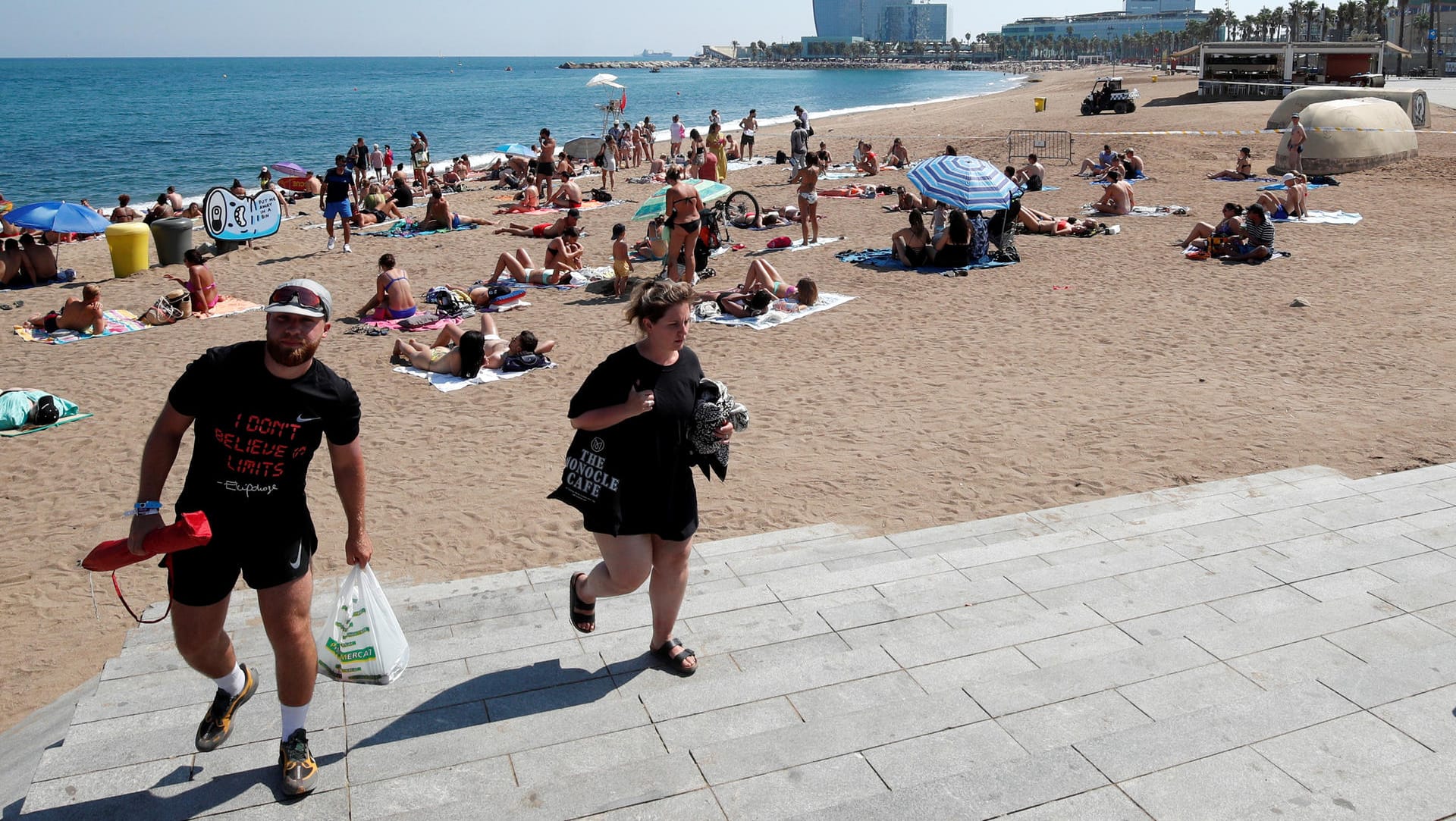 Gäste verlassen die Playa de San Sebastià in Barcelona Gäste verlassen die Playa de San Sebastià in Barcelona