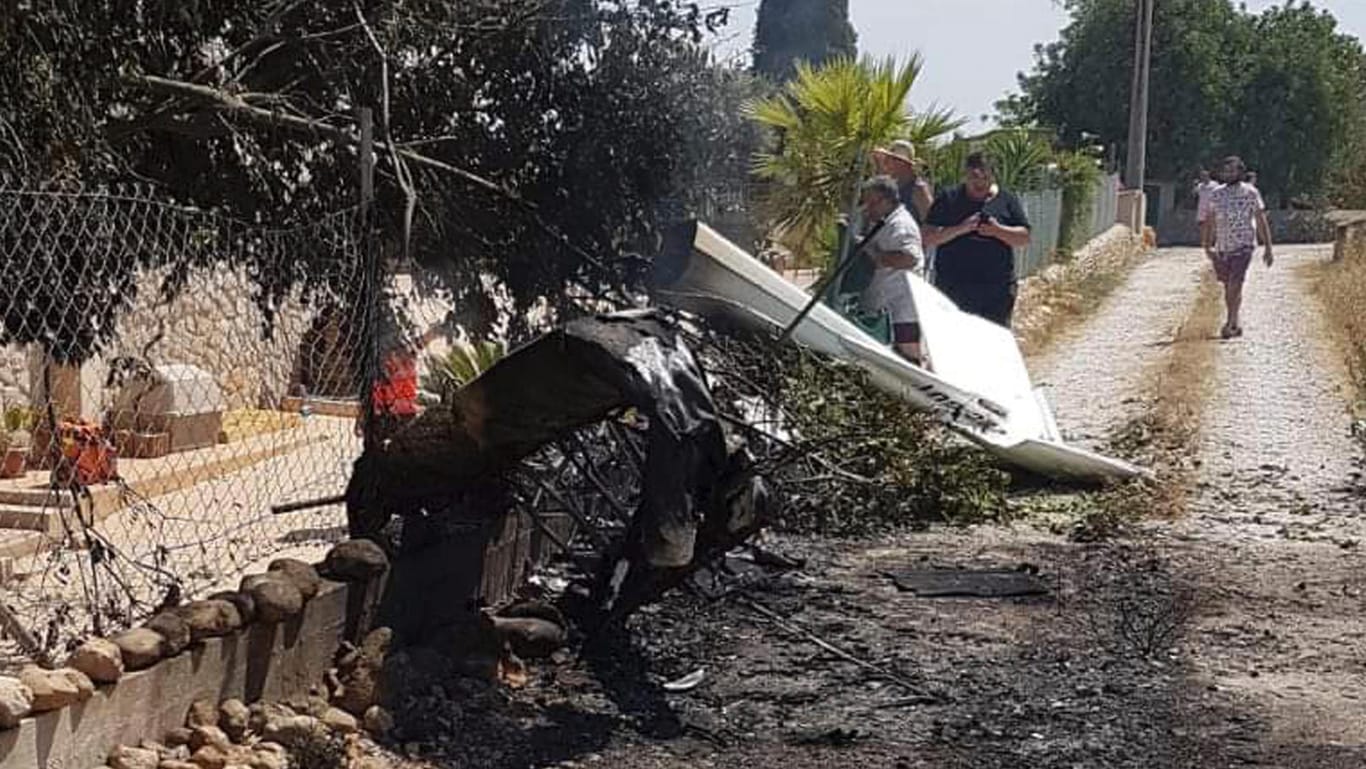 Trümmer nahe der Gemeinde Inca auf Mallorca: Wie es zu der Kollision eines Hubschaubers mit einem Kleinflugzeug kam, ist bislang unklar.