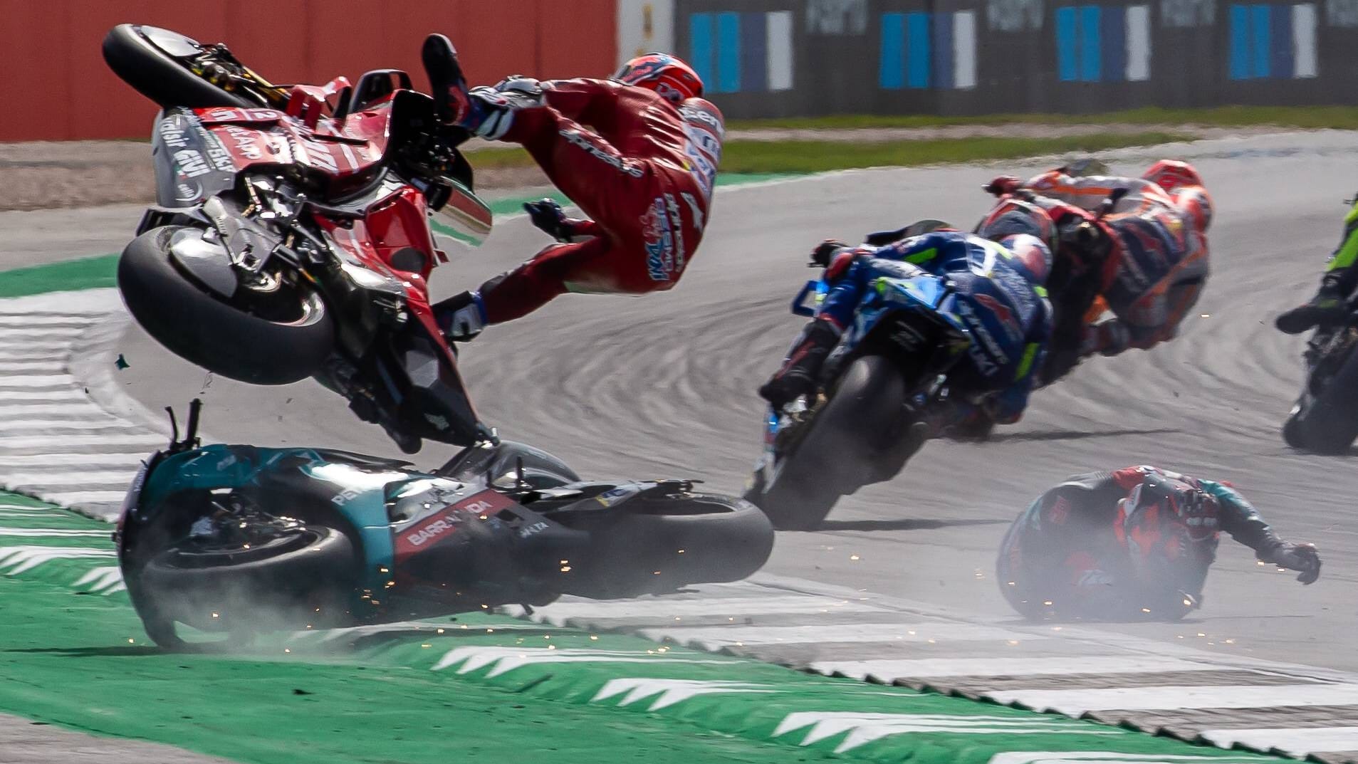 Direkt nach dem Start des MotoGP-Rennens in Silverstone: Andrea Dovizioso (o.) kollidiert mit der Maschine des gestürzten von Fabio Quartararo (r.).