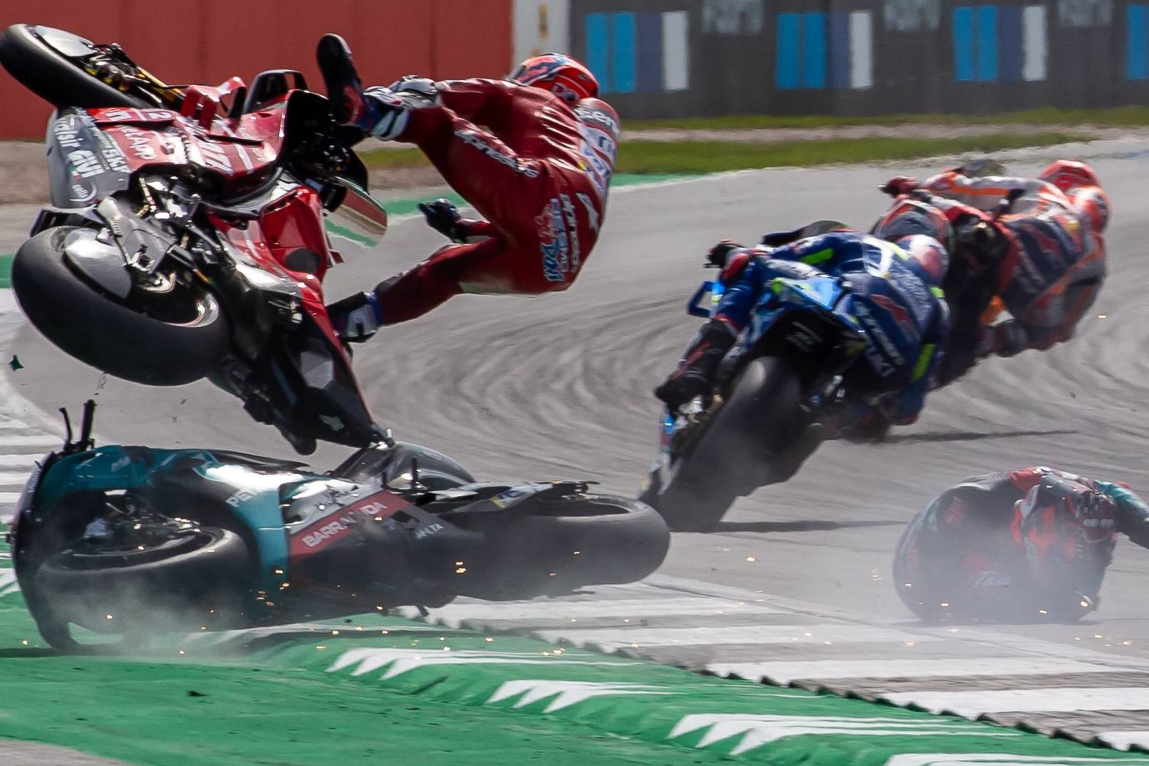 Direkt nach dem Start des MotoGP-Rennens in Silverstone: Andrea Dovizioso (o.) kollidiert mit der Maschine des gestürzten von Fabio Quartararo (r.).