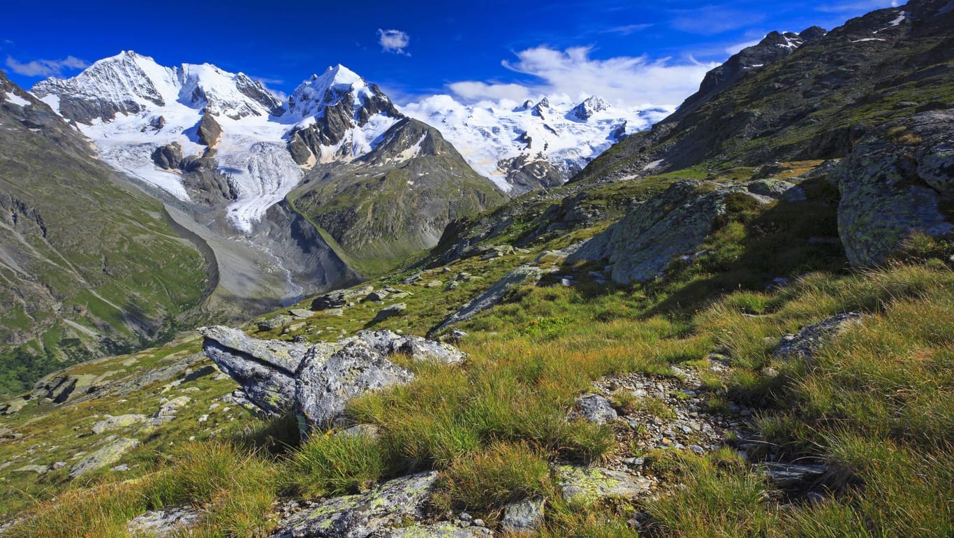 Aussicht auf den Piz Rosberg und zwei weitere Berge: Die Frau überlebte den Sturz aus etwa 100 Metern nicht. (Symbolfoto)