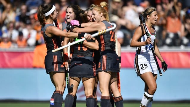 Die deutschen Hockey-Damen haben das EM-Finale gegen die Niederlande mit 0:2 verloren. Die deutschen Hockey-Damen haben das EM-Finale gegen die Niederlande mit 0:2 verloren.