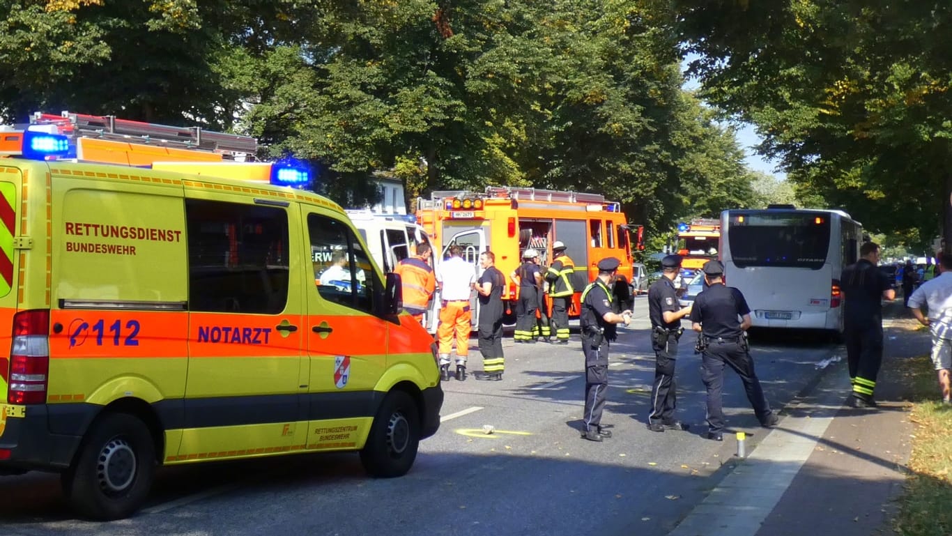 Die Unglücksstelle in Hamburg-Billstedt: Der getötete Junge war laut Polizei möglicherweise vor dem Bus auf die Straße gelaufen.