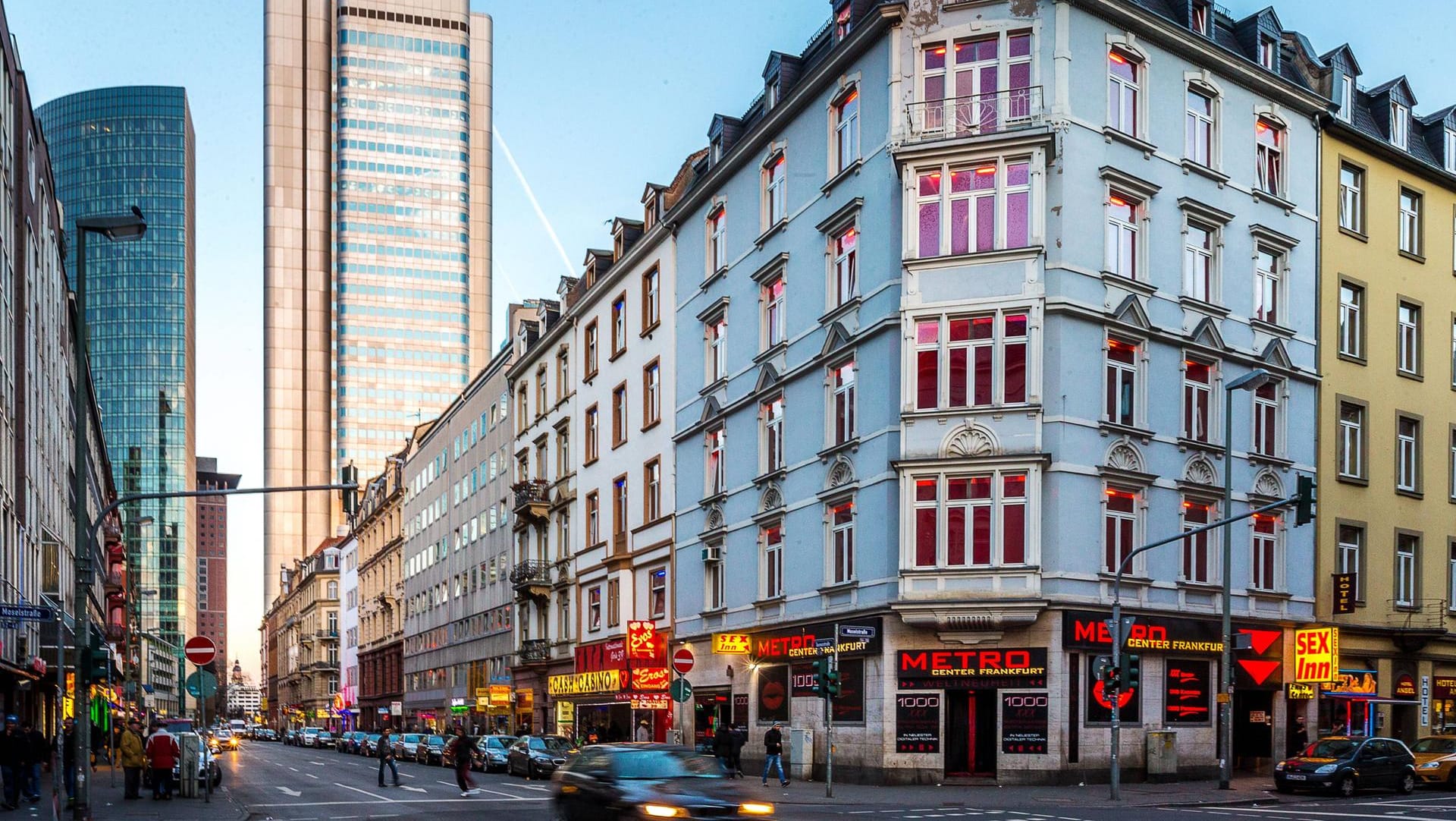 Straße im Frankfurter Bahnhofsviertel: Nach etwa zwei Kilometern fiel der 25-Jährige von der Motorhaube und blieb schwer verletzt liegen. (Symbolfoto) Straße im Frankfurter Bahnhofsviertel: Nach etwa zwei Kilometern fiel der 25-Jährige von der Motorhaube und blieb schwer verletzt liegen. (Symbolfoto)
