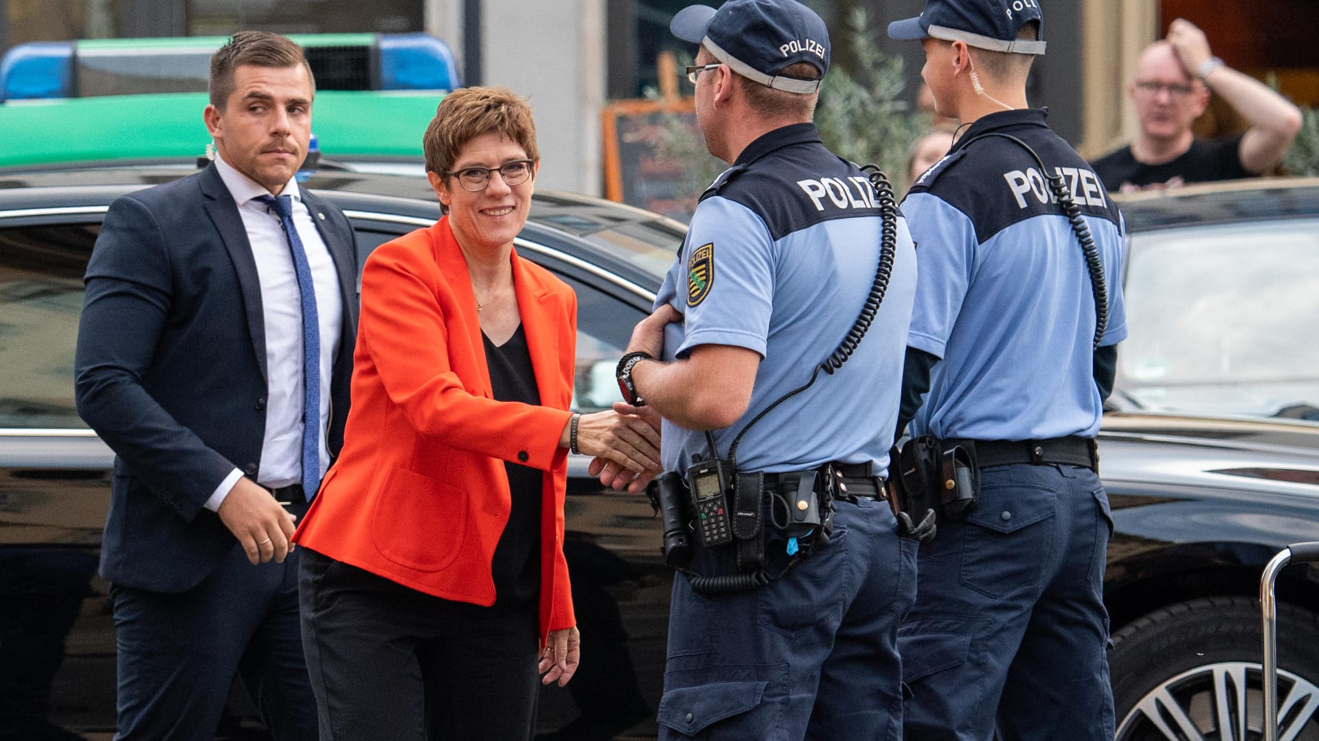 CDU-Chefin Annegret Kramp-Karrenbauer begrüßt vor der Unionsklausur in Dresden zwei Polizisten: Ein wichtiges Thema dürfte die Wirtschaft sein. CDU-Chefin Annegret Kramp-Karrenbauer begrüßt vor der Unionsklausur in Dresden zwei Polizisten: Ein wichtiges Thema dürfte die Wirtschaft sein.