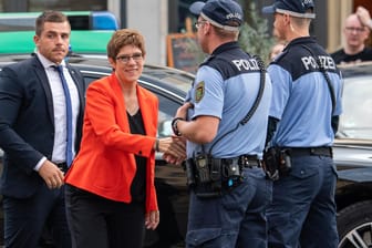 CDU-Chefin Annegret Kramp-Karrenbauer begrüßt vor der Unionsklausur in Dresden zwei Polizisten: Ein wichtiges Thema dürfte die Wirtschaft sein.