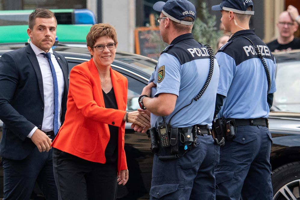 CDU-Chefin Annegret Kramp-Karrenbauer begrüßt vor der Unionsklausur in Dresden zwei Polizisten: Ein wichtiges Thema dürfte die Wirtschaft sein.