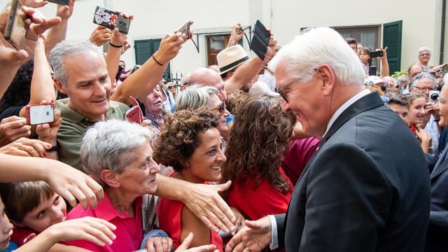 Bundespräsident Frank-Walter Steinmeier geht nach einer Kranzniederlegung für die Opfer des Massakers von Fivizzano durch den Ort und begrüßt Besucher. Bundespräsident Frank-Walter Steinmeier geht nach einer Kranzniederlegung für die Opfer des Massakers von Fivizzano durch den Ort und begrüßt Besucher.