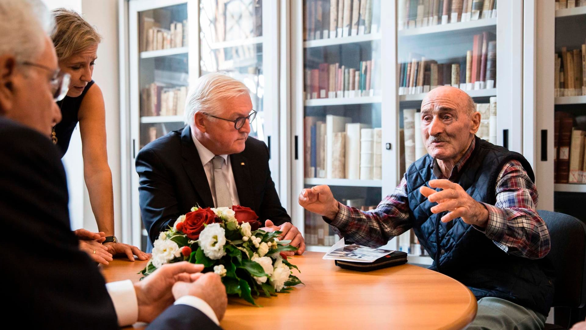 Andrea Quartieri, ein Überlebendender der Massaker von Fivizzano, berichtet den Präsidenten Steinmeier und Mattarella von seinen Erlebnissen.