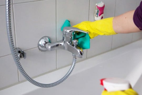 Kalkverkrustungen an Waschbecken und Toilette können mit Kalkreiniger entfernt werden.