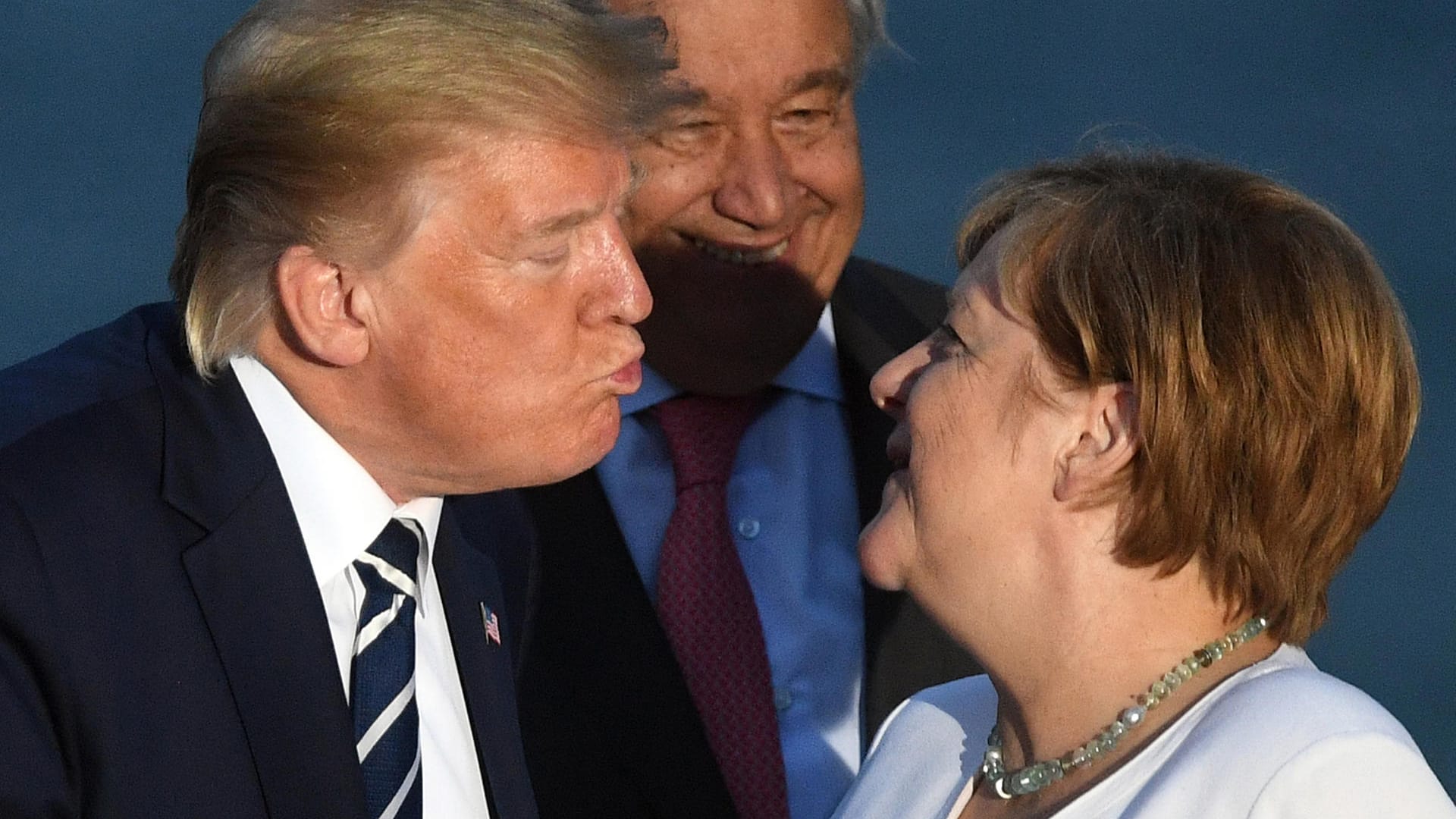 G7-Gipfel in Frankreich: Donald Trump, Präsident der USA, küsst Bundeskanzlerin Angela Merkel (CDU).