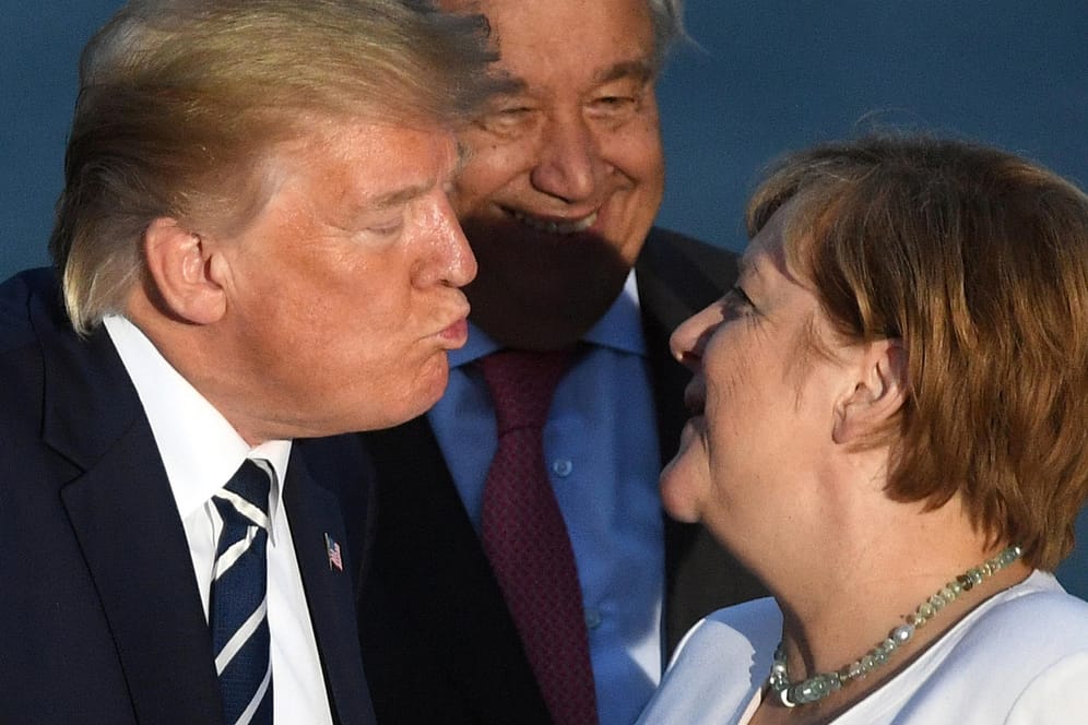 G7-Gipfel in Frankreich: Donald Trump, Präsident der USA, küsst Bundeskanzlerin Angela Merkel (CDU).