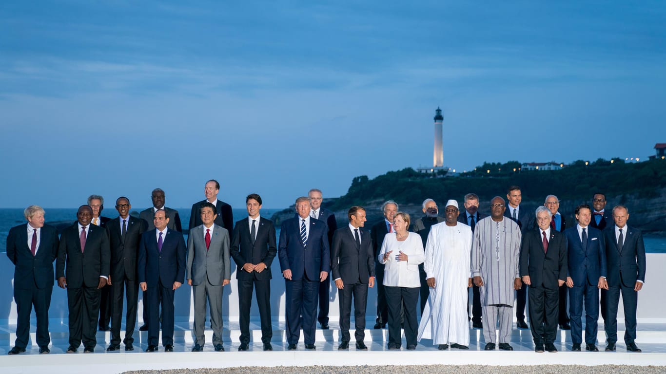 Frankreich, Biarritz: Die Staats-und Regierungschefs der G7, der Gästeländer und die Chefs der Internationalen Organisationen stehen beim gemeinsamen Familienfoto im Rahmen des G7-Gipfels.