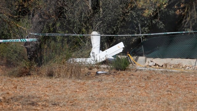 Nach der Kollision von Flugzeug und Hubschrauber über Mallorca: Wrackteile des Ultraleichtflugzeugs.