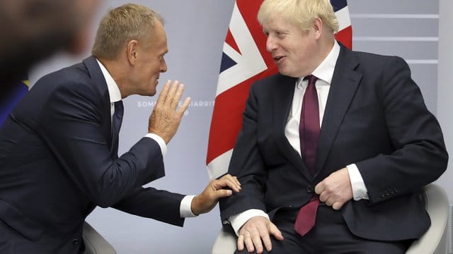 Der britische Premier Boris Johnson spricht in Biarritz mit Donald Tusk, dem Präsidenten des Europäischen Rates.