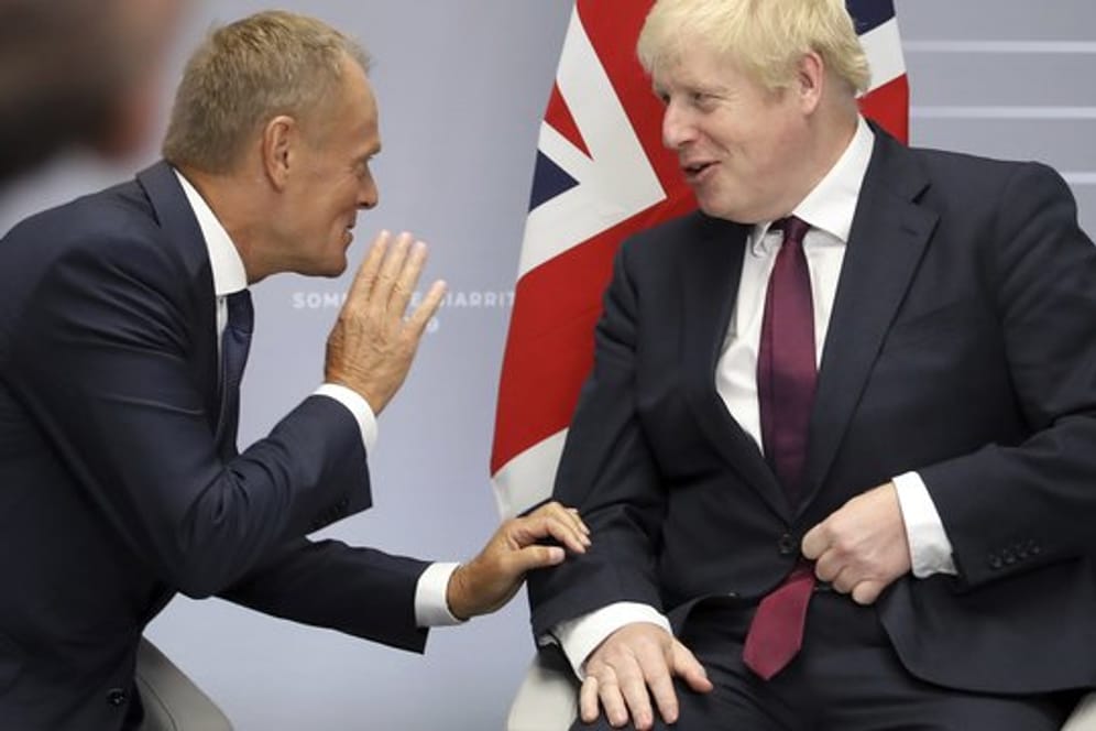Der britische Premier Boris Johnson spricht in Biarritz mit Donald Tusk, dem Präsidenten des Europäischen Rates.